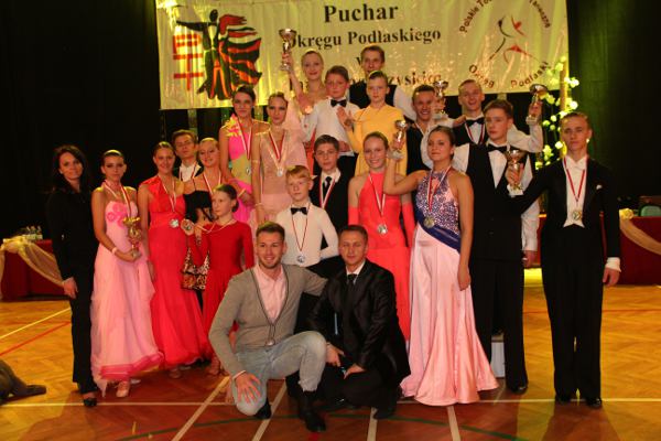 Mistrzowskie pary taneczne z Łomży Puchary i tytuły Okręgu Podlaskiego 2012 dla łomżyńskich par